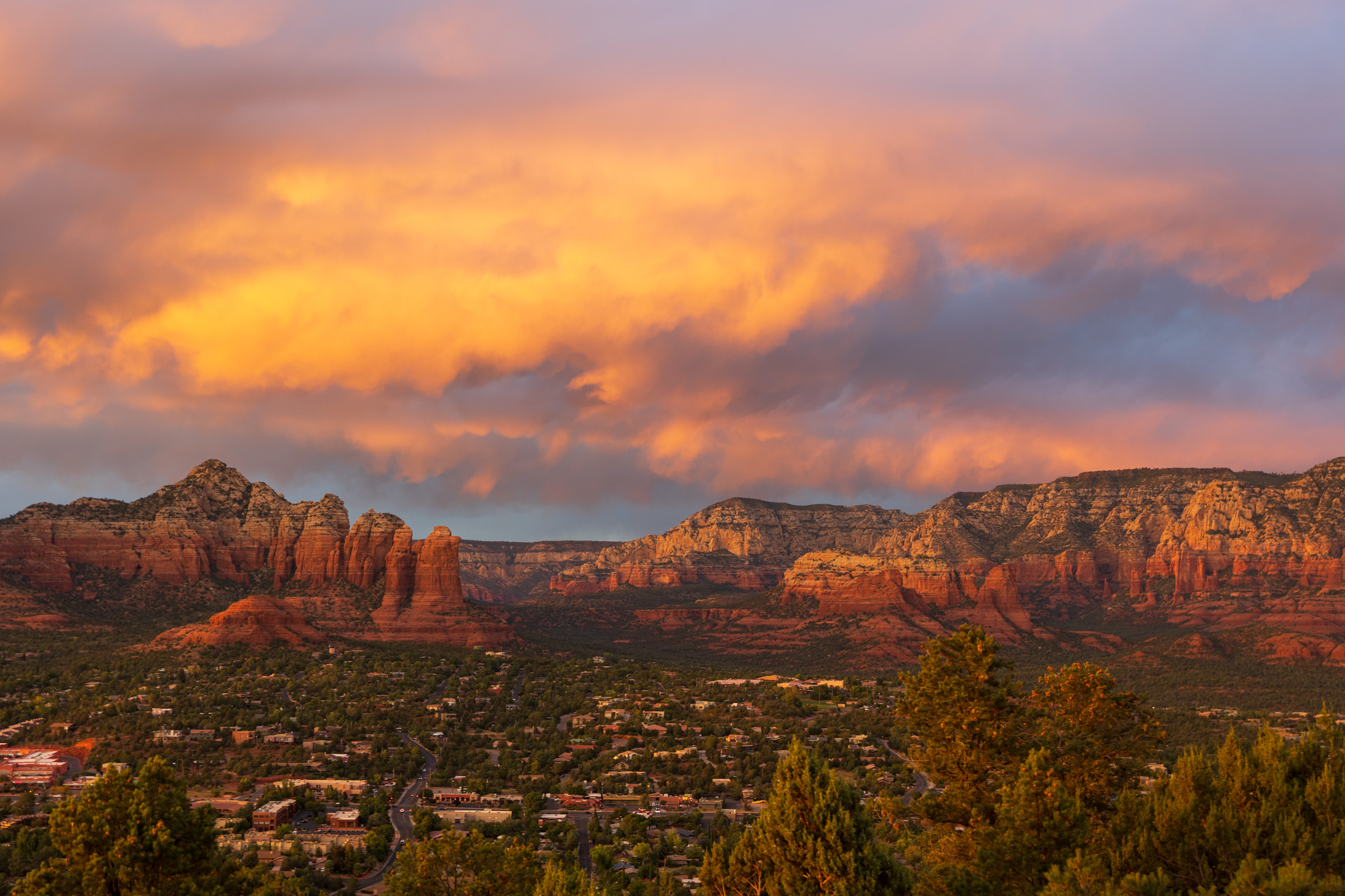 Image of Sedona mountains with a town below during sunset
Explore Arizona